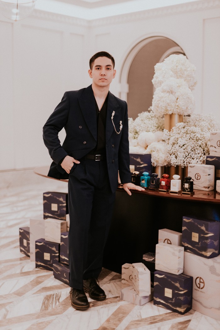 Sementara itu, setelan jas yang dikenakan Fadi Alaydrus bergaya klasik dan elegan. Kemeja V-neck ditumpuk blazer yang dilengkapi bros aksen rantai. Lace up boots menambah maskulinitas penampilannya/ Foto: Dok. Armani Beauty/VINCENTIUS