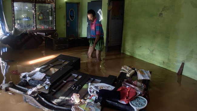 Selain ratusan rumah, banjir juga merendam dua akomodasi ibadah dan akomodasi pendidikan, serta area persawahan seluas 3,2 hektar terancam kandas panen.