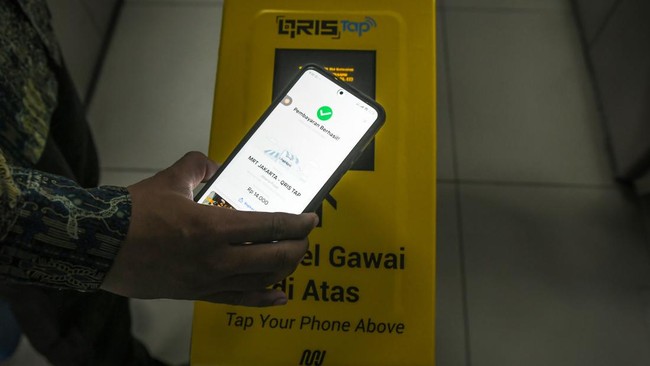 Quick Response Code Indonesian Standard Tanpa Pindai (QRIS Tap) yang diluncurkan Bank Indonesia hari ini, Jumat (1/4), bisa digunakan untuk membayar parkir.