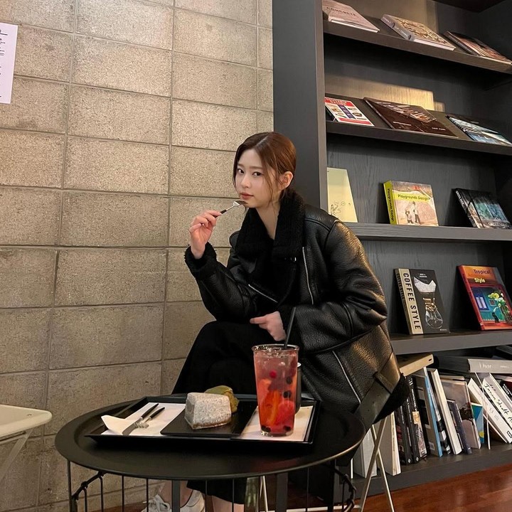 <p>Berikutnya ini Min Ju mengenakan celana bahan hitam dan sneakers putih yang memberi kesan kasual, ya, Bunda. Tetapi, jaket kulit hitam yang dikenakan olehnya membuat gaya Min Ju semakin stylish. (Foto: Instagram: @minn.__.ju)</p>
