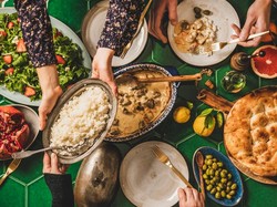 Buka Puasa di Restoran yang Sediakan Miras, Bagaimana Hukumnya?