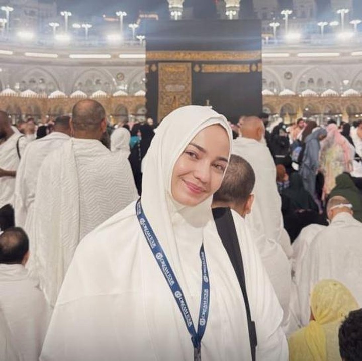 <p>Dalam satu postingan, Enzy mengunggah momen saat berdiri di dekat Ka'bah di Mekkah. Ia tak lupa mengucap rasa syukurnya bisa menunaikan ibadah umrah di tahun ini. "7 tahun kemudian tercapai, <em>alhamdulillah</em> terima kasih ya Allah," tulisnya. (Foto: Instagram @enzystoria)</p>