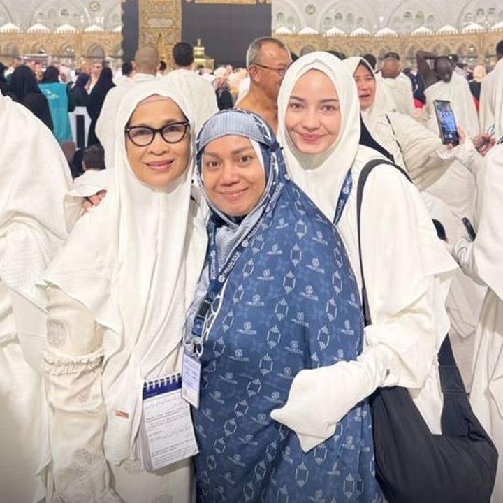 <p>Aktris dan presenter Enzy Storia memutuskan untuk pergi umrah ke Tanah Suci di bulan Ramadhan tahun ini. Enzy melaksanakan ibadah umrah bersama keluarganya, Bunda. (Foto: Instagram @enzystoria)</p>