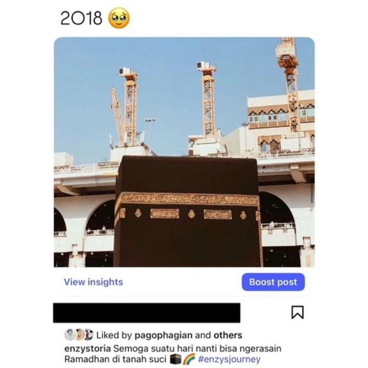 <p>Enzy tampak begitu senang bisa menunaikan ibadah umrah bersama keluarganya. Perempuan 32 tahun ini ternyata sudah lama bermimpi untuk pergi ke Tanah Suci, Bunda. Pada unggahan di Instagram tahun 2018, Enzy sempat menuliskan mimpinya menjalankan ibadah Ramadhan di Tanah Suci. (Foto: Instagram @enzystoria)</p>