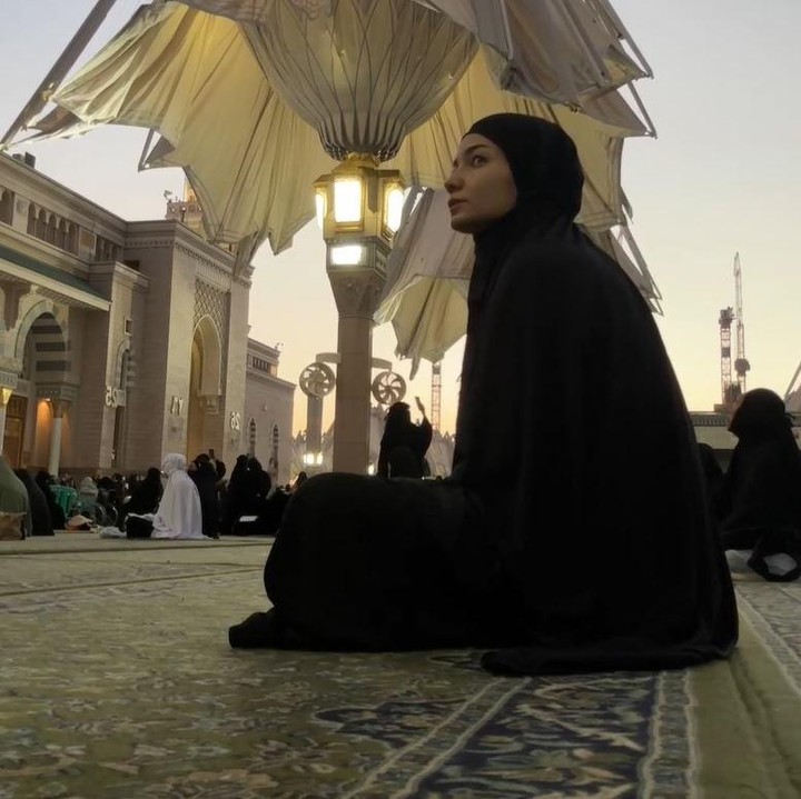 <p>Di foto lainnya, Enzy mengunggah video saat ia tengah duduk di area Masjid Nabawi. Perempuan 32 tahun ini tampak sedang mengagumi bangunan suci tersebut. "Madinah," tulisnya di Instagram. (Foto: Instagram @enzystoria)</p>