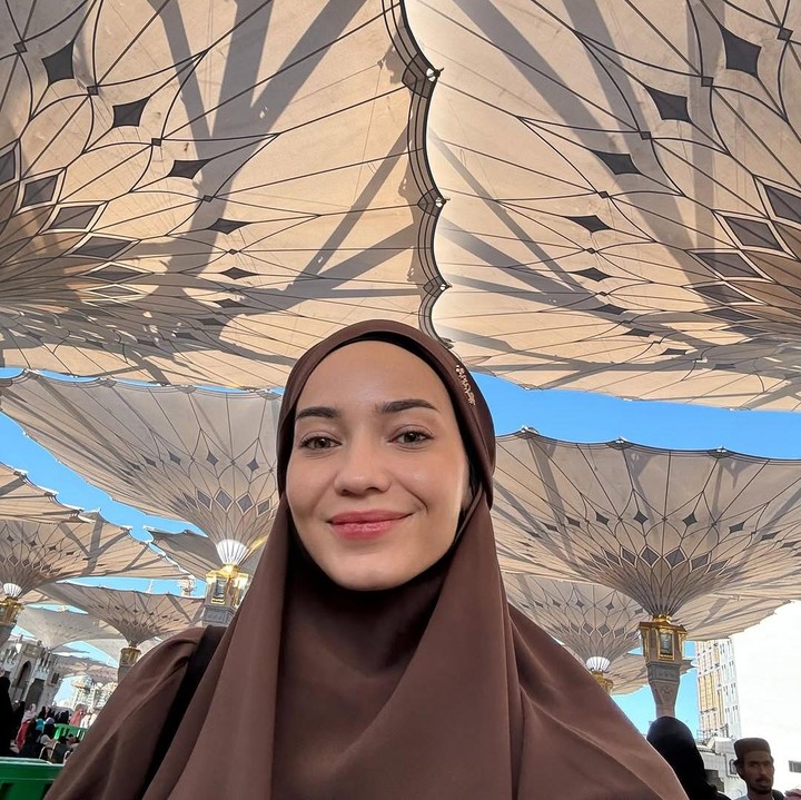 <p>Melalui unggahan di Instagram, Enzy membagikan potret ketika ia tengah berada di Masjid Nabawi, Madinah. Dalam salah satu foto, istri Maulana ini mem-posting foto selfie-nya saat mengenakan baju muslim berwarna cokelat. (Foto: Instagram @enzystoria)</p>