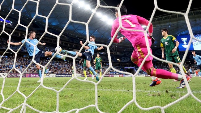 Media Australia, The Roar, menyoroti kondisi rumput Stadion Sydney yang buruk jelang pertandingan melawan Indonesia.