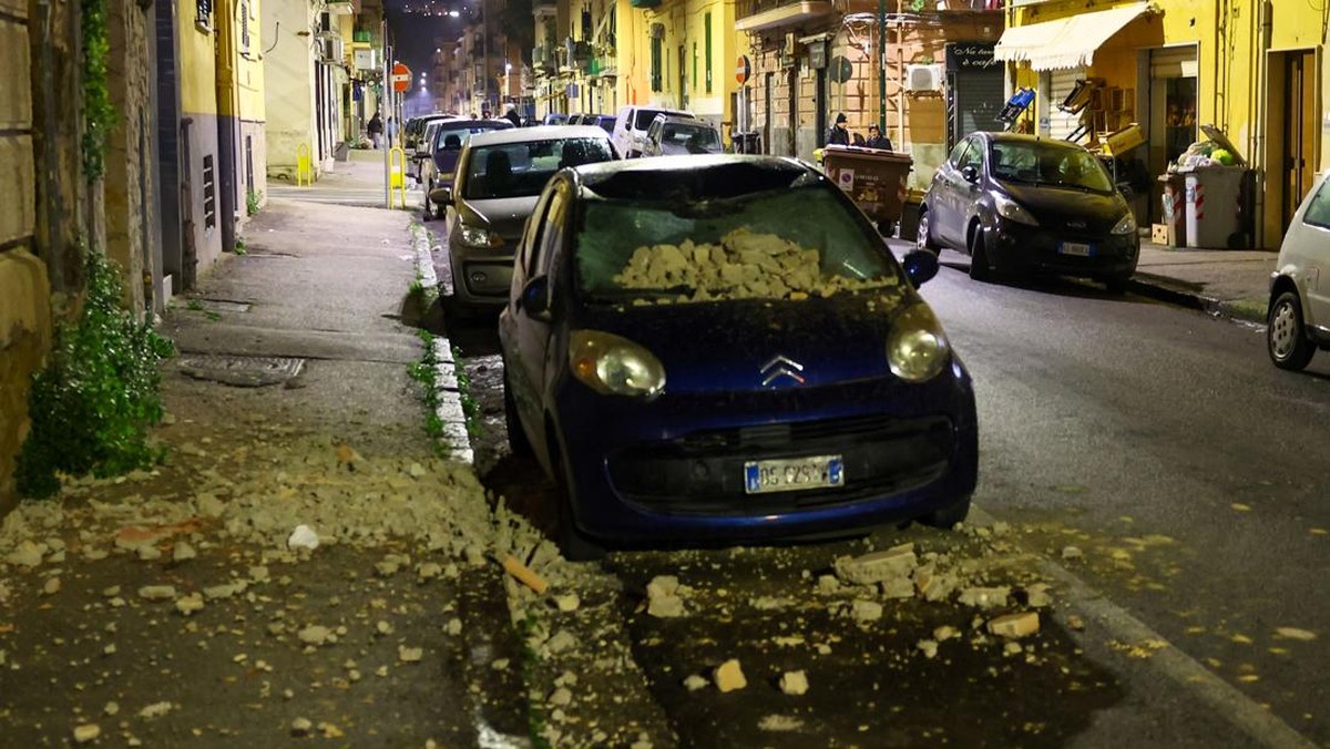 FOTO: Naples Italia Porak-poranda Diguncang Gempa