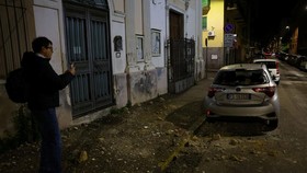 FOTO: Naples Italia Porak-poranda Diguncang Gempa