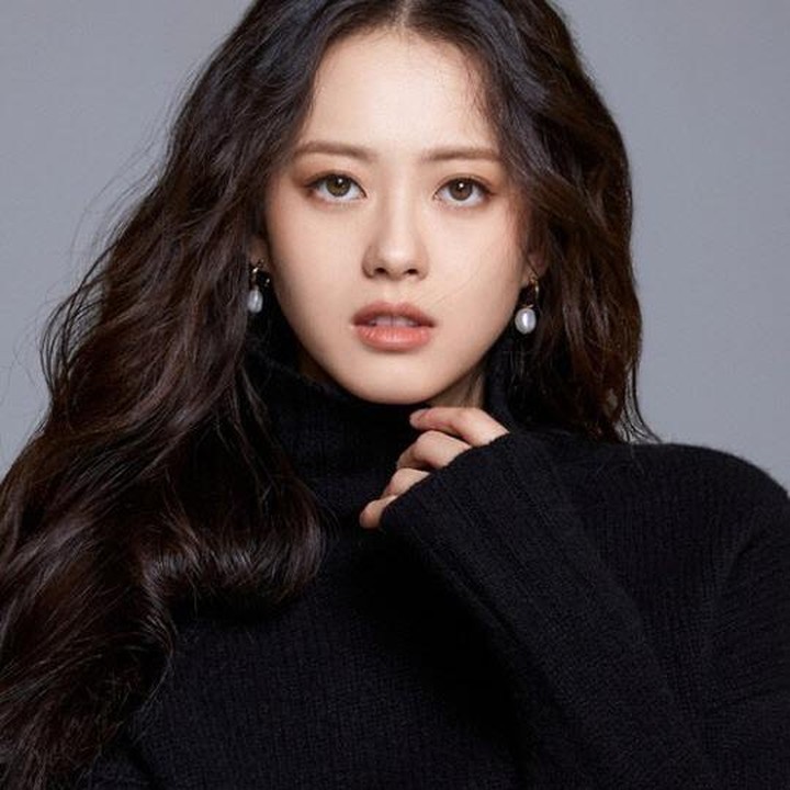 <p>Go Ara, aktris cantik ini juga memiliki warna mata cokelat, Bunda. Warnanya yang coklat membuatnya terlihat <em>fresh</em> tapi juga teduh. (Foto: Instagram: @ara_go_0211)</p>