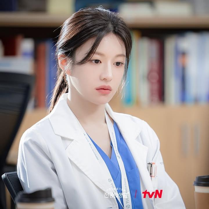 <p>Go Yoon Jung adalah aktris dan model asal Korea Selatan yang populer melalui drama <em>Alchemy of Souls: Light and Shadow</em> dan <em>Moving</em>. Kali ini Go Yoon Jung berperan sebagai dokter Oh Yi-Young. (Foto: Instagram @tvn_drama)</p>