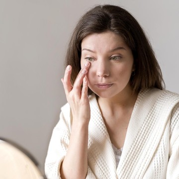 Kulit Bawah Mata Lebih Cepat Keriput? Kenali Penyebabnya!