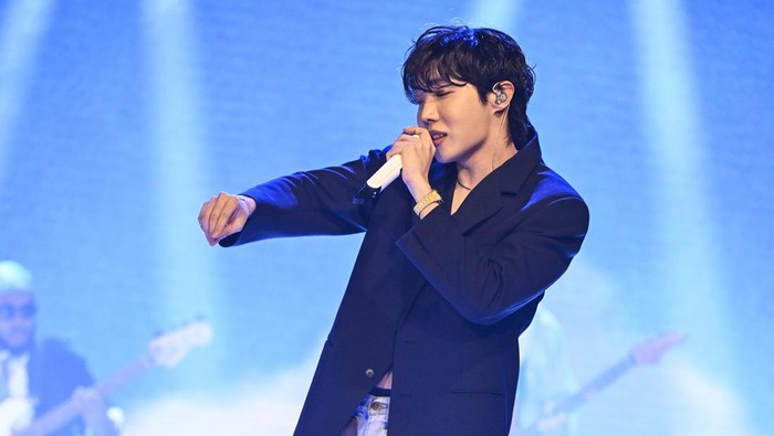 Penuh Pesona, Intip Potret J-Hope BTS dalam Balutan Koleksi Coach Fall 2025