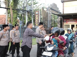 Kapolres Lamongan dan Wartawan Berbagi Takjil hingga Buka Puasa Bersama