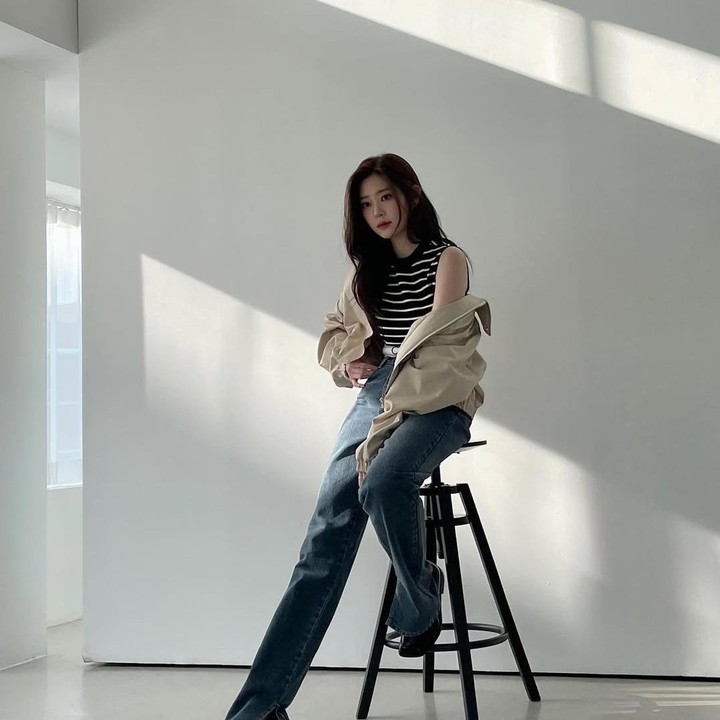 <p>Kim Min Ju terlihat memakai jeans dan sepatu yang membuatnya terlihat stylish, Bunda. Atasan kaus bergaris dan jaket memberikan kesan kasual juga ketika dipakai. (Foto: Instagram: @minn.__.ju)</p>