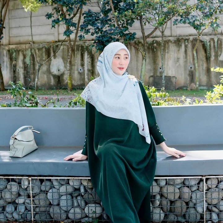 <p>Sementara itu, Bunda juga dapat mengenakan hijab segi empat menutup dada seperti foto Larissa Chou yang satu ini. Sama dengan Alyssa, Larissa juga melengkapi penampilan hijabnya menggunakan bros berkilau, lho. (Foto: Instagram@larissachou)</p>