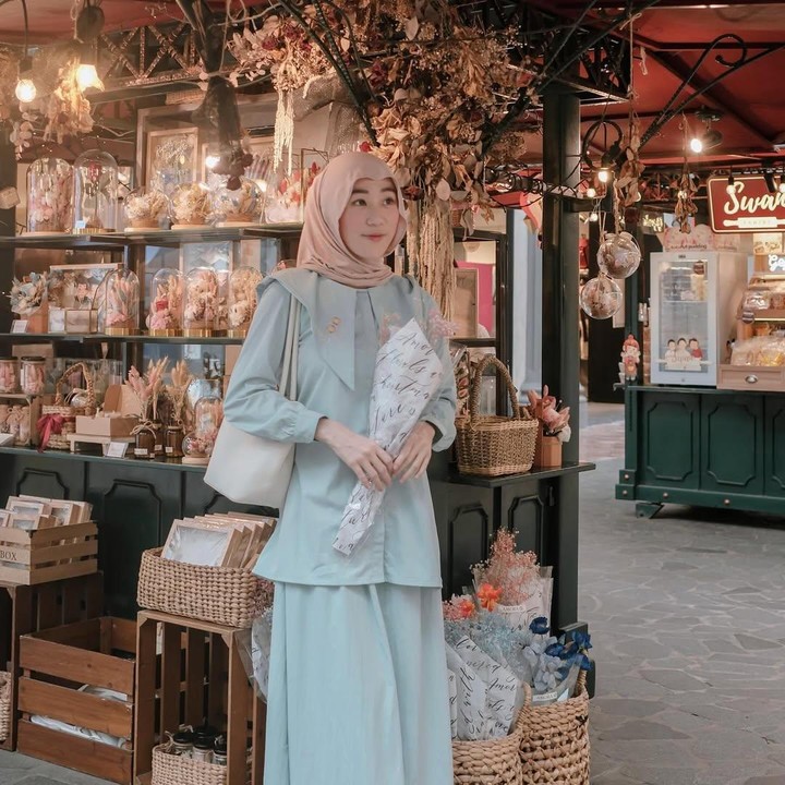 <p>Selain itu, Bunda juga dapat mengenakan <em>one set outfit</em> seperti foto berikut ini. Larissa tampil menawan mengenakan <em>one set </em>kemeja dan rok berwarna biru yang dilengkapi dengan pashmina cokelat. “Ci <em>outfitmu</em> enggak pernah gagal. Naksir banget,” tulis akun <em>@indah..****. </em>(Foto: Instagram@larissachou)</p>