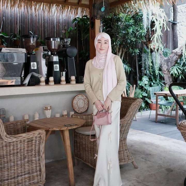 <p>Lantaran <em>outfit</em> yang sering dipakainya dinilai modis dan <em>stylish</em>, Bunda dapat menjadikan perempuan 28 tahun ini sebagai <em>role model</em> dalam mencari inspirasi busana Muslim yang cocok untuk beragam acara. (Foto: Instagram@larissachou)</p>