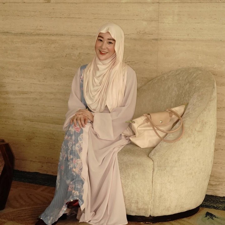 <p>Bunda belum menemukan <em>outfit</em> yang cocok untuk acara buka bersama alias bukber? Tak perlu khawatir karena kali ini Bubun akan membagikan beberapa inspirasi <em>outfit</em> bukber ala Larissa Chou. (Foto: Instagram@larissachou)</p>