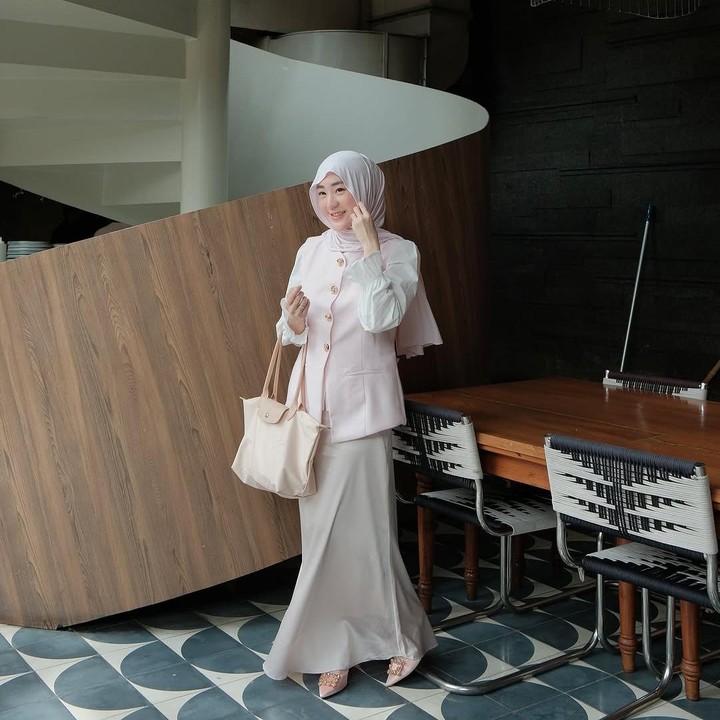 <p>Sebagian besar Bunda pastinya sudah tidak asing lagi dengan perempuan cantik yang satu ini. Larissa termasuk salah satu Bunda seleb yang sering kali menampilkan <em>outfit out the day</em> (OOTD) di media sosial. (Foto: Instagram@larissachou)</p>
