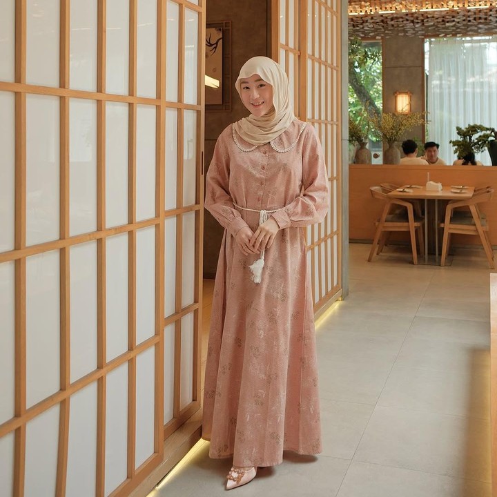 <p>Bunda sedang mencari gamis untuk bukber? Busana yang dikenakan Larissa satu ini mungkin dapat Bunda pilih. Bahkan, tak sedikit netizen yang juga naksir dengan gamisnya, lho. “Naksir gamisnya,” tulis akun <em>@dewie****.</em> “Bajunya bagus Ci info linknya,” tulis akun <em>@anggunprmt****. </em>(Foto: Instagram@larissachou)</p>