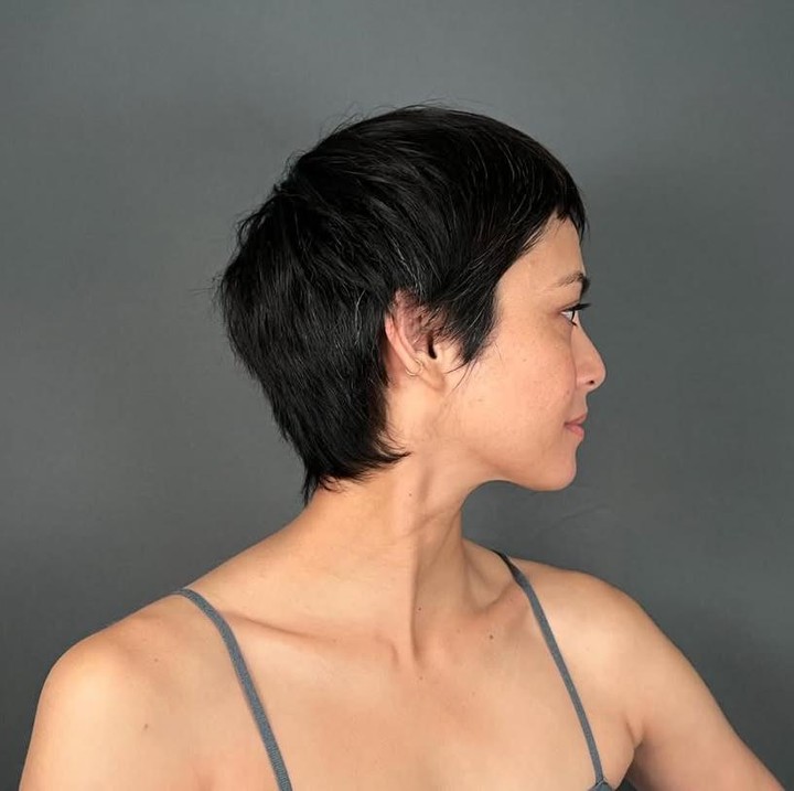 <p>Melihat dari laman Instagram-nya, Mariana mengunggah potretnya dengan rambut pendek. Diketahui, ia telah mempertahankan rambut pendeknya ini sejak Oktober 2024 lalu. (Foto: Instagram: @marianardantec)</p>