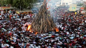FOTO: Menang atas Kejahatan dalam Upacara Holika Dahan