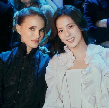 img-title Glam, Bold, dan Feminin! 10 Gaya Artis Curi Perhatian di Paris Fashion Week Fall/Winter 2025