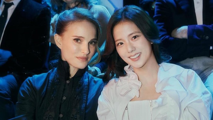 img-title Glam, Bold, dan Feminin! 10 Gaya Artis Curi Perhatian di Paris Fashion Week Fall/Winter 2025