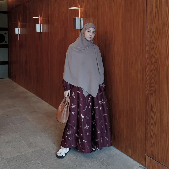 <p>Selain itu, ada juga model hijab menutup dada ala Natasha Rizki. Bunda tiga anak ini melengkapi gamis syari-nya dengan mengenakan hijab dari <em>brand</em>-nya sendiri yang bernama ALUR CERITA. Bunda juga tertarik? (Foto: Instagram@natasharizkynew)</p>