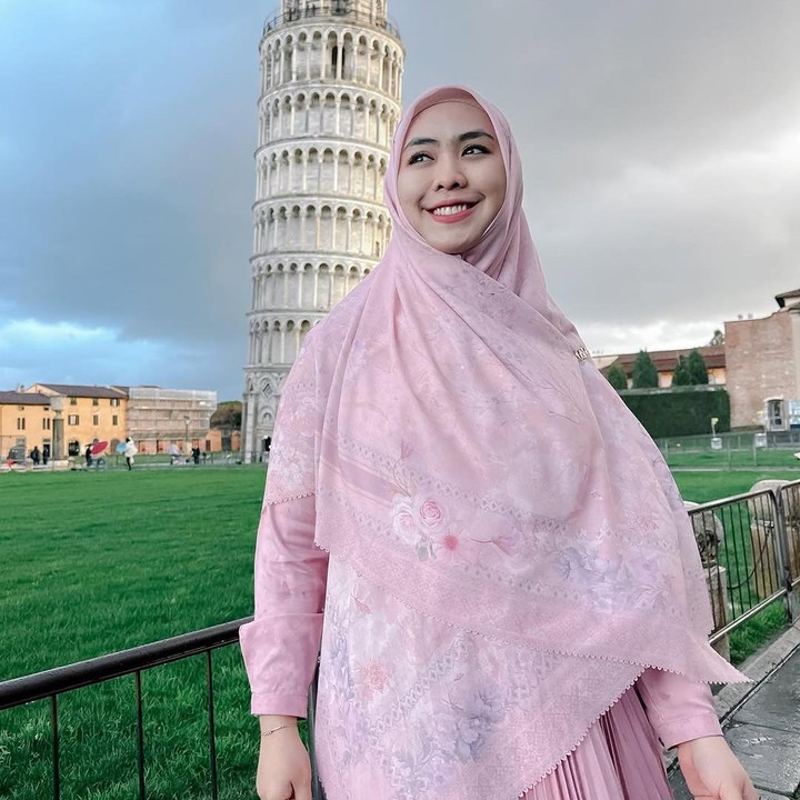 <p>Terakhir, ada juga model hijab segi empat menutup dada ala Oki Setiana Dewi. Model hijab ini cukup <em>simple</em> dan tidak butuh waktu lama memakainya. Bunda tertarik mengikuti model hijab salah satunya? (Foto: Instagram@okisetianadewi)</p>
