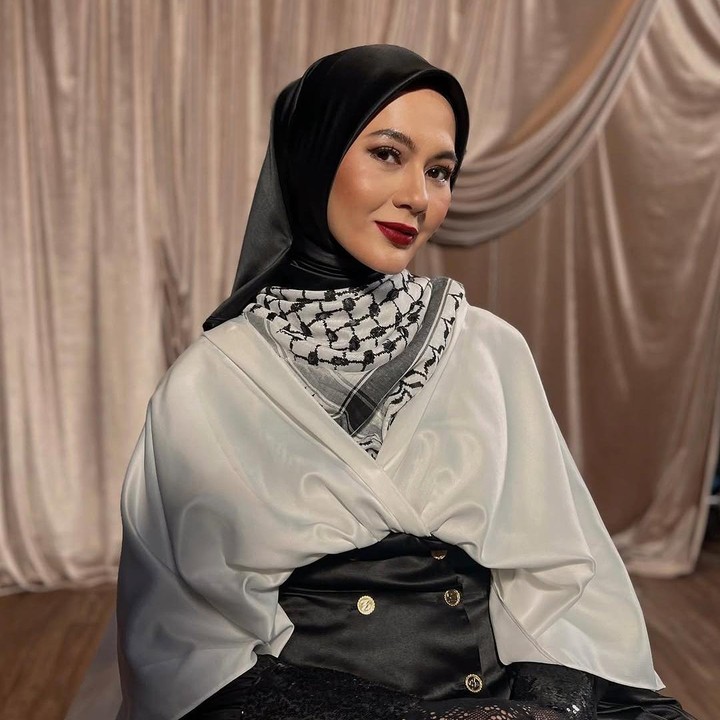<p>Belum lama ini, Paula kembali jalan di <em>catwalk</em> untuk memamerkan koleksi pakaian rancangan sahabatnya, Zaskia Sungkar. Bunda dua anak ini terlihat cantik dan anggun mengenakan gaun bernuansa hitam putih. (Foto: Instagram @paula_verhoeven)</p>