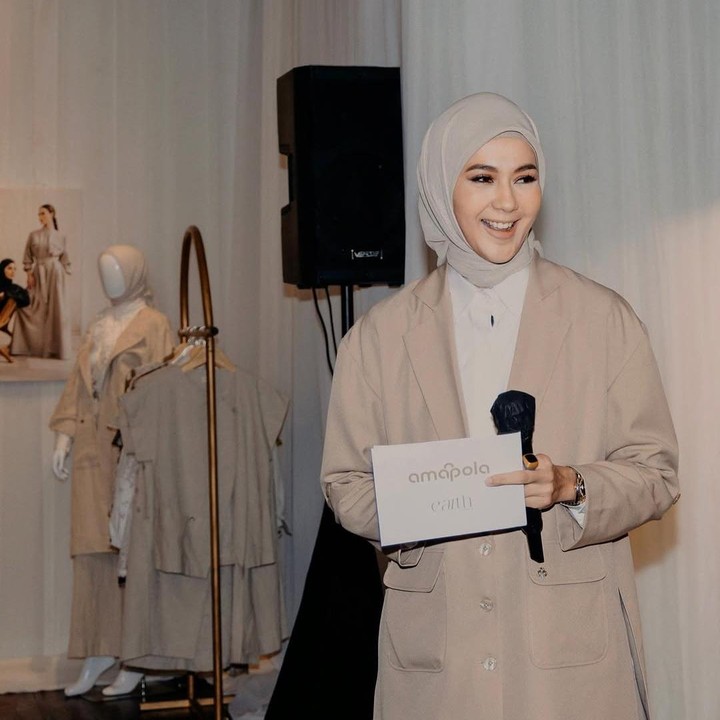 <p>Selain kembali menjadi model, Paula juga mulai merambah dunia bisnis fashion. Baru-baru ini, ia meluncurkan brand pakaian untuk koleksi Ramadhan bernama Amapola Label. Bisnis mode ini merupakan salah satu impian Paula yang akhirnya terwujud. (Foto: Instagram @paula_verhoeven)</p>