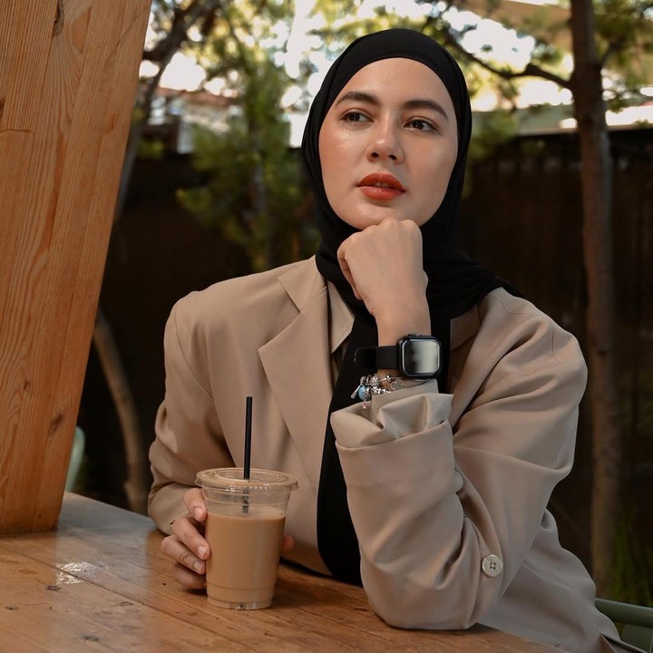 <p>Paula tampaknya tak mau berlarut-larut dalam kesedihan karena harus menjalani proses sidang cerai yang panjang. Di tengah kesibukannya memulai bisnis fashion, perempuan kelahiran Kota Semarang ini belakangan juga aktif berjualan pakaian secara online di platform <em>e-commerce</em>. (Foto: Instagram @paula_verhoeven)</p>