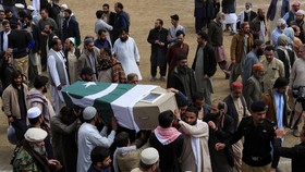 FOTO: Pemakaman Korban Pembajakan Kereta di Pakistan