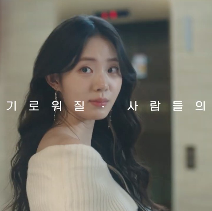 <p>Shin Shi Ah mulai debut di tahun 2022 dalam film <em>The Witch: Part 2. The Other One</em>, Bunda. Di proyek barunya ini, Shin Shi Ah berperan sebagai dokter Pyo Nam-Kyung. (Foto: Tangkapan layar YouTube @tvNDRAMA_official)</p>