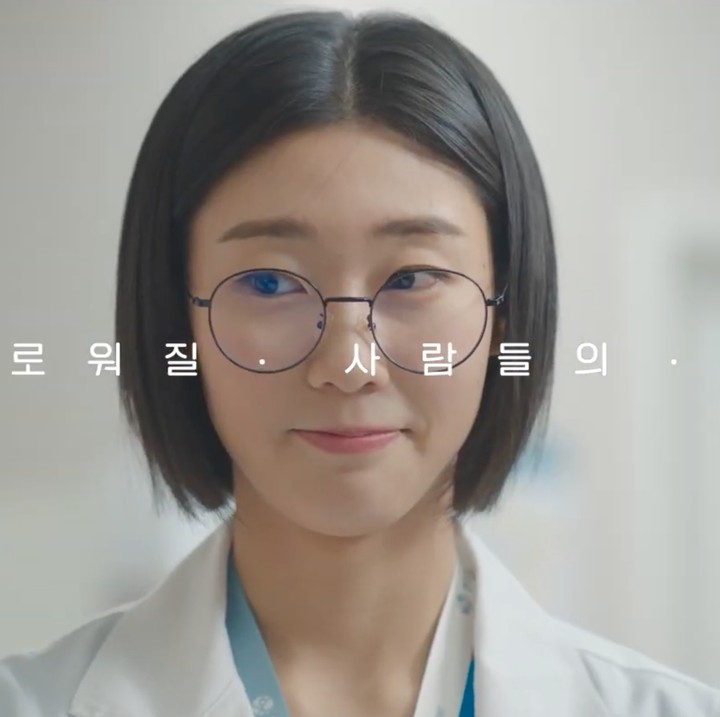 <p>Han Ye Ji adalah seorang aktris Korea Selatan yang berperan sebagai dokter kandungan bernama Kim Sa-Bi dalam drama Korea <em>Resident Playbook</em>. (Foto: Tangkapan layar YouTube @tvNDRAMA_official)</p>