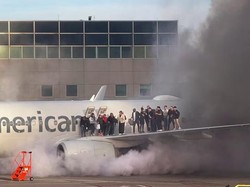 Ngeri Penumpang Berdiri di Sayap Saat American Airlines Dilalap Api