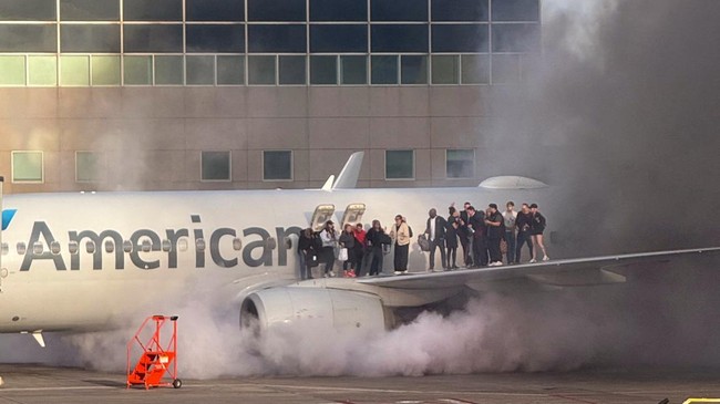 Pesawat American Airlines terbakar di Bandara Internasional Denver, Amerika Serikat, pada Kamis (13/3).