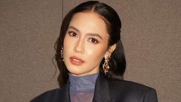 Update Informasi Selebriti InsertLive : Baru Tiba di Indonesia, Pevita Pearce Langsung ke Makam Vidi Aldiano