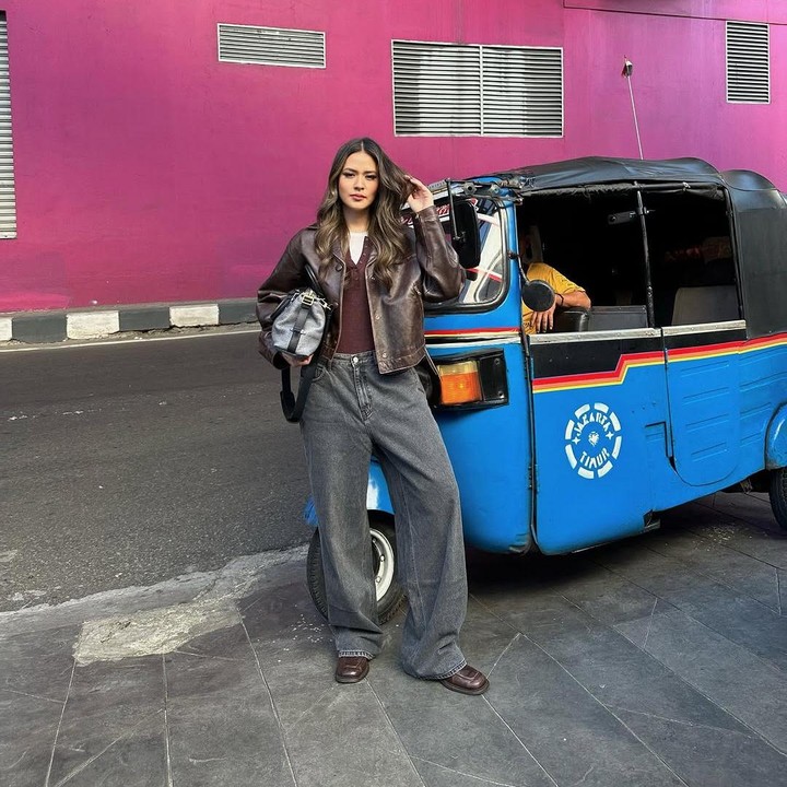 <p>Salah satunya adalah ia sering memamerkan padu padan celana jeans, seperti <em>postingan</em> terbarunya yang satu ini. Meski foto di samping bajaj, Raisa tampil memesona mengenakan celana jeans hitam yang dipadukan dengan jaket kulit berwarna cokelat. (Foto: Instagram@raisa6690)</p>