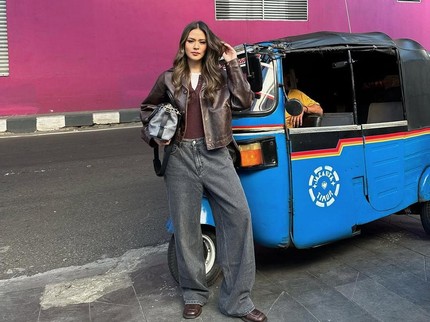 OOTD Raisa dengan Celana Jeans, Foto Samping Bajaj Tetap Kece