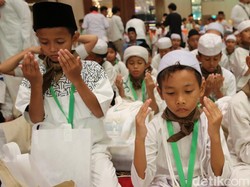 Doa Mengusap Kepala Anak Yatim dan Dalil Menyantuni Anak Yatim dalam Islam