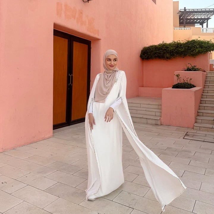 <p>Menjelang hari raya Idul Fitri, kebanyakan Muslim sibuk menyiapkan <em>outfit</em> terbaik mereka termasuk model hijab. Sebagai inspirasi, Bunda dapat mengikuti model hijab segi empat ala Shireen Sungkar yang satu ini. (Foto: Instagram@shireensungkar)</p>