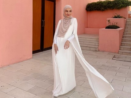 5 Potret Gaya Hijab Segi Empat Menutup Dada untuk Lebaran, Shireen Sungkar hingga Natasha Rizky