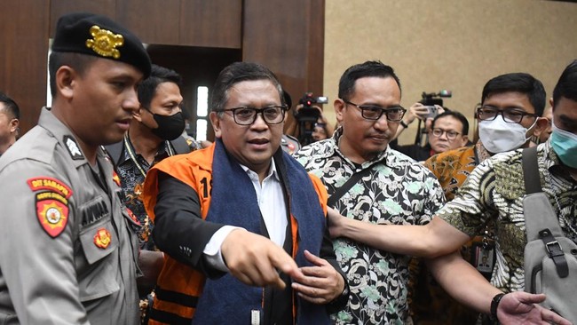 Sekretaris Jenderal PDIP Hasto Kristiyanto didakwa melakukan pemberian suap dan perintangan penyidikan dalam kasus Harun Masiku.