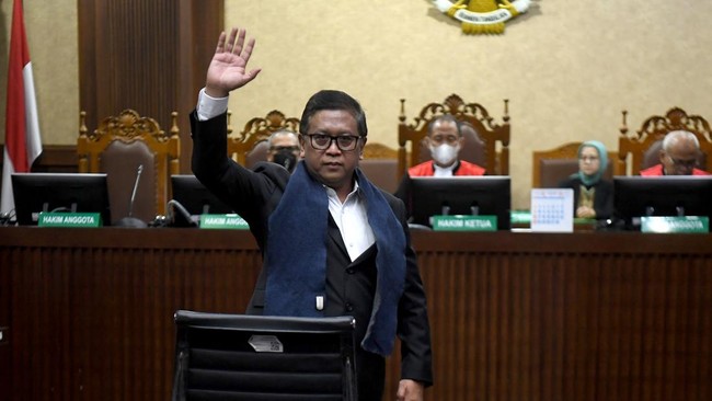 Sekjen PDIP Hasto Kristiyanto didakwa menyuap Wahyu Setiawan Rp600 juta untuk kepentingan penetapan PAW Harun Masiku.