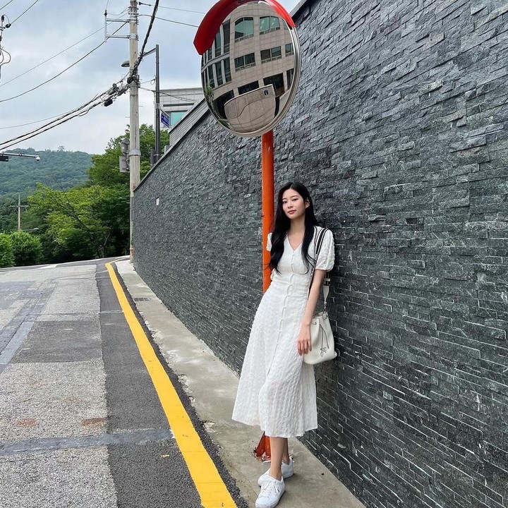 <p>Terlihat Min Ju menggunakan dress putih panjang dan sepatu putih yang membuatnya terlihat kasual namun tetap anggun. Tas yang dikenakan Min Ju membuatnya terlihat semakin stylish. (Foto: Instagram: @minn.__.ju)</p>
