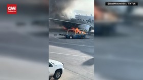 VIDEO: Penampakan American Airlines Terbakar di Bandara Denver AS