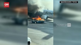 VIDEO: Sayap Pesawat American Airlines Terbakar, Penumpang Dievakuasi